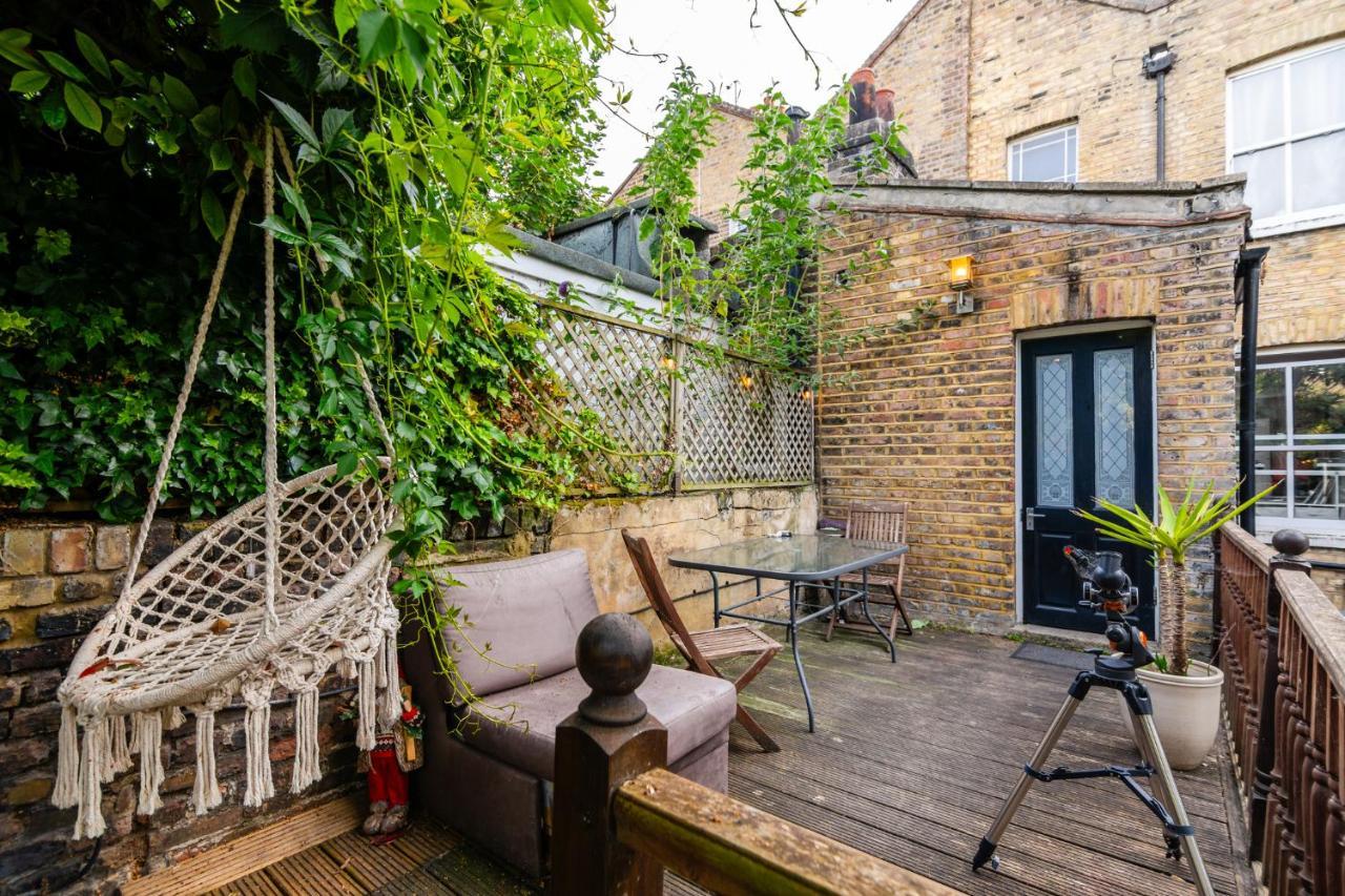 Double Room W/Projector & Garden Hot Tub Londra Exterior foto
