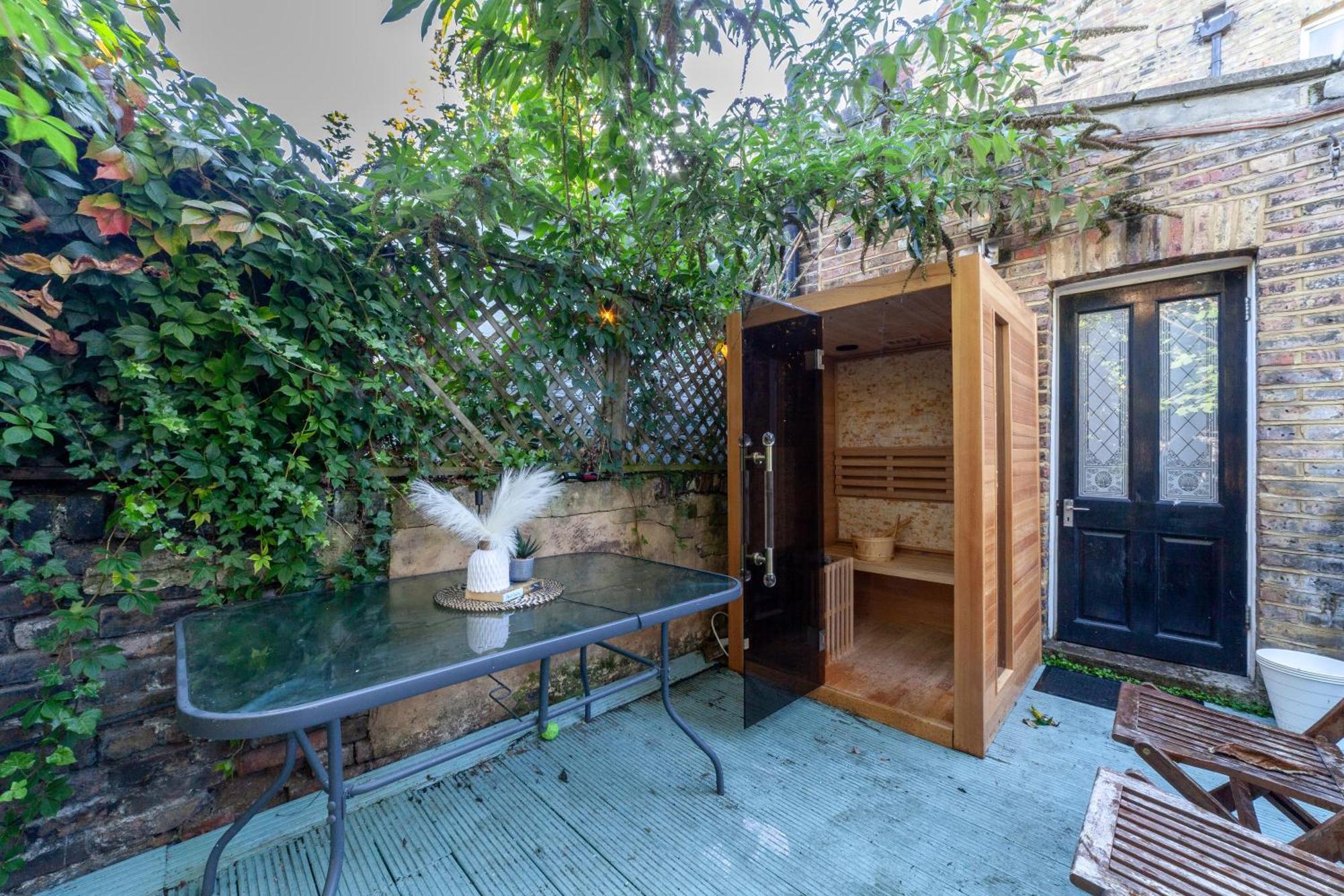 Double Room W/Projector & Garden Hot Tub Londra Exterior foto