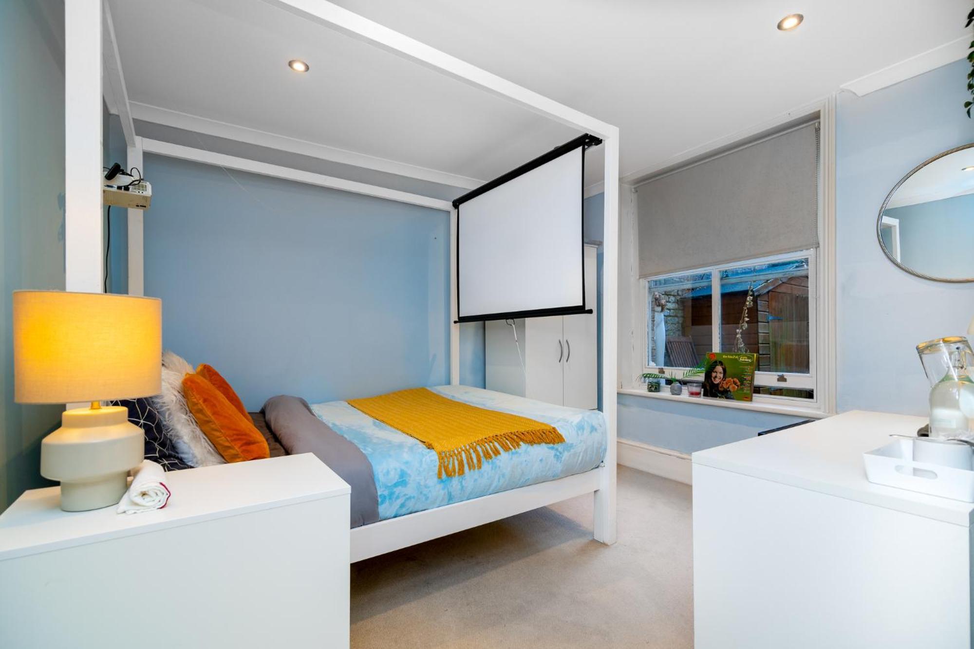 Double Room W/Projector & Garden Hot Tub Londra Exterior foto